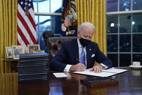 Câu chuyện đằng sau hòn đá Mặt trăng trong phòng Bầu Dục của Tổng thống Biden
