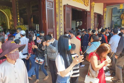 Hàng nghìn người đổ về chùa Linh Ứng Đà Nẵng cầu an trong ngày đầu năm Tân Sửu