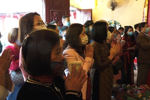 Người Hà Nội đeo khẩu trang đi lễ phủ Tây Hồ