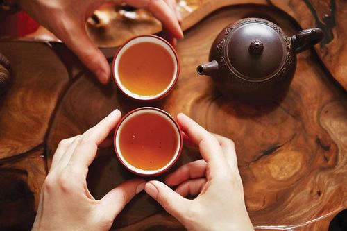 Ngày xuân bàn chuyện thưởng trà