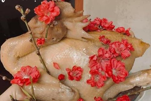 Tai nạn luộc gà cúng giao thừa và pha 'chèo chống' của nàng dâu khiến nghìn chị em đòi học theo