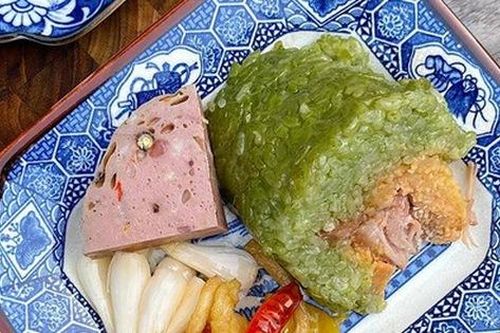 Tăng Thanh Hà ăn bánh chưng, củ kiệu đậm vị Tết cổ truyền