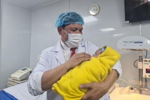 Cùng ngắm 2 thiên thần đầu tiên năm Tân Sửu chào đời ở Bệnh viện Phụ sản Trung ương
