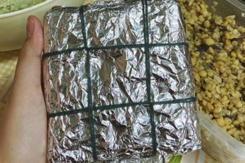 Du học sinh Việt gói bánh chưng bằng giấy bạc đón Tết