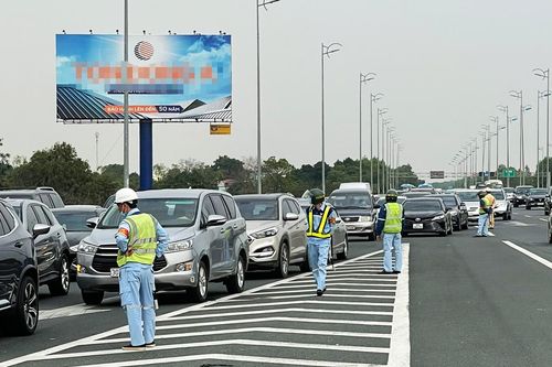 Cao tốc Pháp Vân - Cầu Giẽ ùn tắc trưa mùng 2 Tết