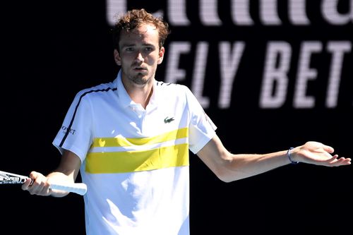 HLV bỏ về trong trận thắng của nhà vô địch ATP Finals