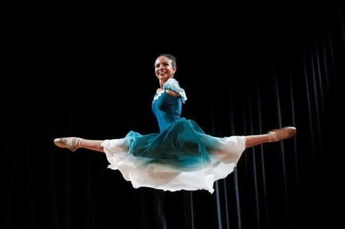 Sinh thiếu đôi tay, vũ công 16 tuổi theo đuổi ước mơ múa ballet