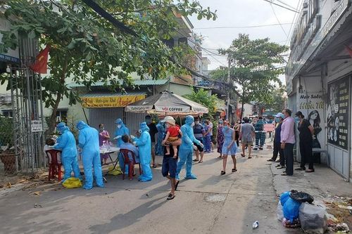 TP Hồ Chí Minh: Lấy mẫu xét nghiệm Covid-19 người dân 2 phường tại quận 12