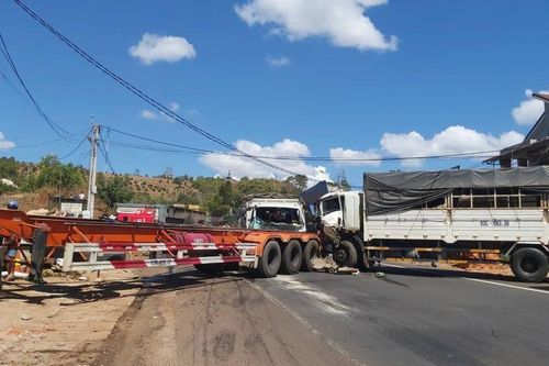 Tai nạn giao thông mới nhất ngày 13/2: Va chạm xe máy, bị chân chống xe găm vào mông phải nhập viện