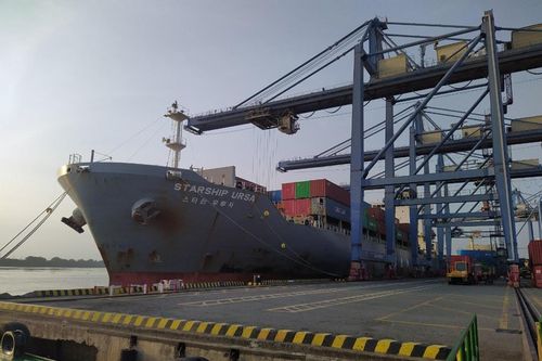 Những chuyến tàu biển chở hàng đầu tiên của năm mới cập cảng