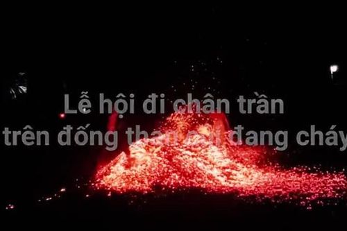 Lễ hội đi chân trần trên đống than đang cháy, người xem hết hồn