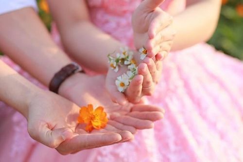 Hỏng cái bóng đèn, vợ cũ của chồng tôi cũng gọi anh đến sửa