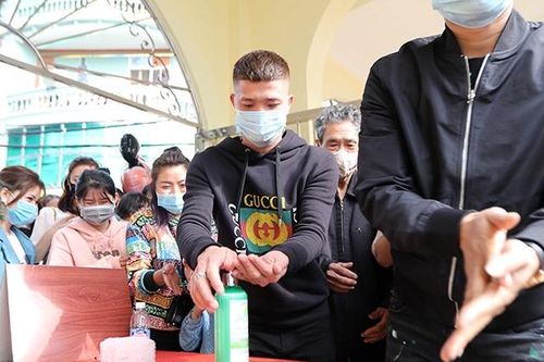 Người đến Phủ Tây Hồ cầu an đông kín, Ban quản lý di tích phải đóng cửa để chống dịch