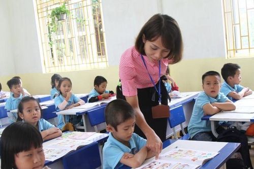 Cầu nối mang hạnh phúc đến học trò
