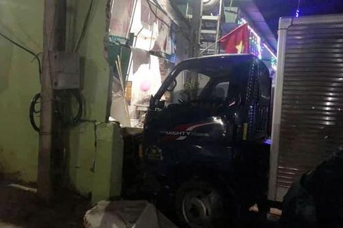 Xe ôtô tải đâm vào nhà dân đêm mùng 1 Tết khiến nhiều người bị thương