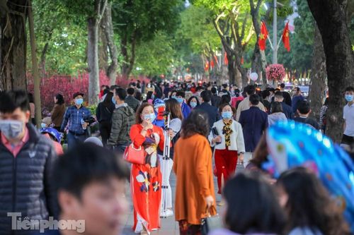 Hồ Gươm đông đúc ngày Tết, nhiều người thờ ơ với khẩu trang