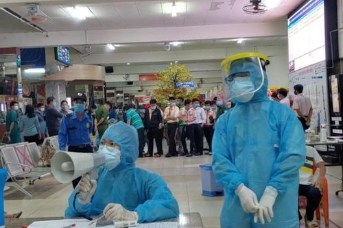 Nhân viên y tế TPHCM 'trắng đêm' mùng 1 Tết lấy mẫu xét nghiệm diện rộng