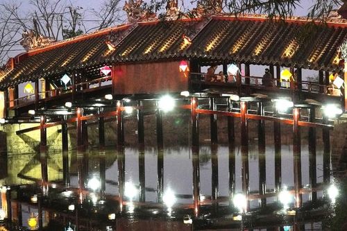 Di tích 'trên nhà, dưới cầu' độc nhất xứ Huế bất ngờ hút khách Tết