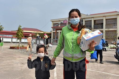 75 học sinh mầm non Hải Dương hết cách ly, ríu rít về nhà ăn Tết
