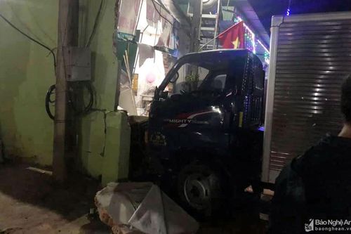 Ô tô đâm sập nhà dân đêm mùng 1 Tết, 4 người bị thương