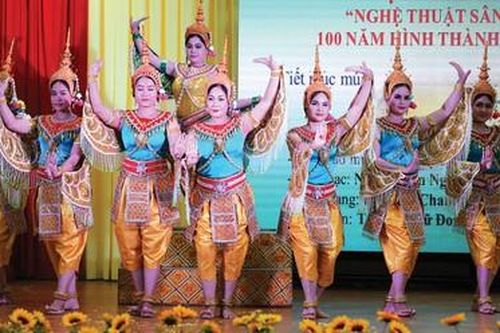 Độc đáo sân khấu dù kê