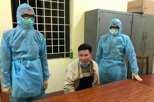 Bắt đối tượng trốn truy nã gần 1 năm khi về nhà ăn Tết