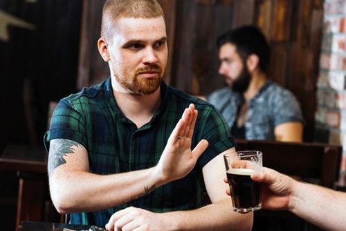 Mẹo hay giúp bạn uống ít rượu bia hơn trong ngày Tết