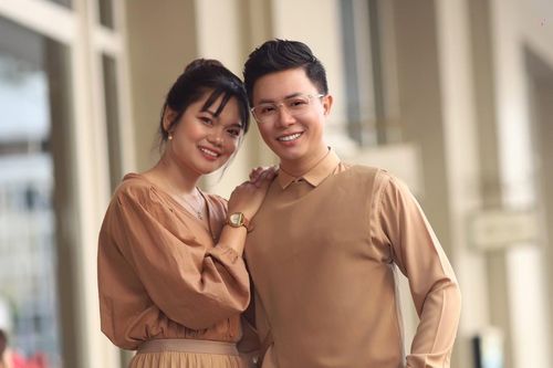 MC Lê Anh: Vợ bảo chụp ảnh với mấy cô xinh đẹp phải chỉn chu lên một chút