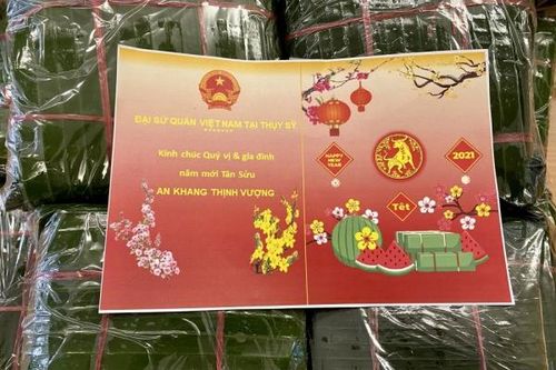 Đại sứ quán Việt Nam tại Thụy Sĩ tăng bánh chưng cho toàn thể bà con cộng đồng người Việt