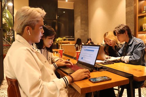 Nhiều người trẻ TP.HCM tới quán cà phê mở xuyên Tết để làm việc