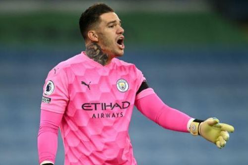 Ederson bối rối khi không được đá penalty