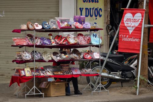 Quà Valentine ảm đạm trên phố, nhộn nhịp trên mạng