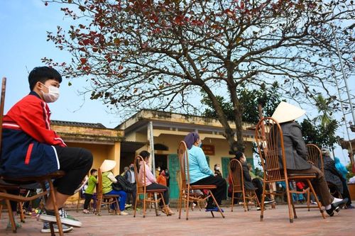 Xếp hàng lấy mẫu xét nghiệm Covid-19 ngày mùng 3 Tết