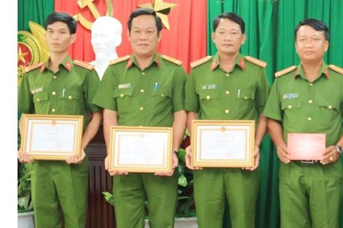 Thưởng nóng 3 cảnh sát phá án nhanh vụ cướp đêm giao thừa