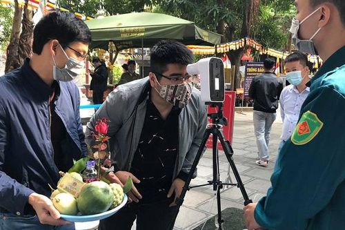 Du Xuân tại chùa Hà: Người dân hưởng ứng máy đo thân nhiệt 'siêu tốc'