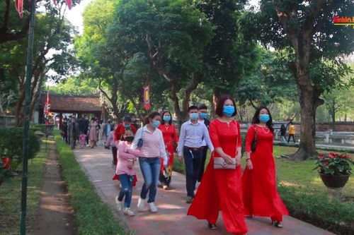 Hà Nội: Xin chữ đầu năm, người dân không quên phòng dịch