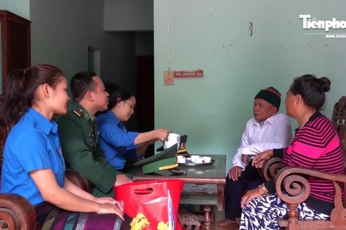 Chiến sĩ Biên phòng chăm lo Tết cho đồng bào biên giới