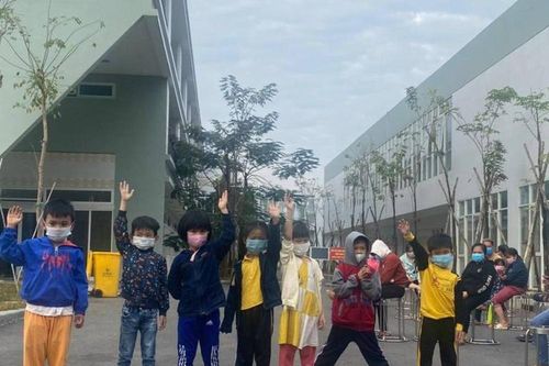 Hơn 100 trẻ em rời khu cách ly ở Bình Dương về nhà ngày mùng 3 Tết