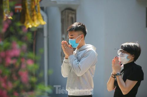Ngày Valentine, giới trẻ đến chùa Hà 'cầu duyên' qua lớp khẩu trang