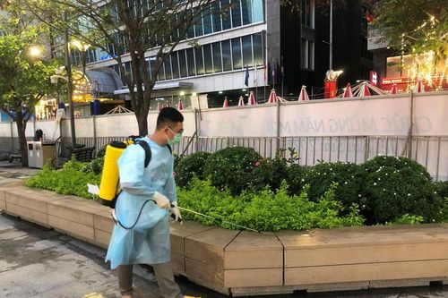 Tận thấy quy trình khử khuẩn đường hoa Nguyễn Huệ