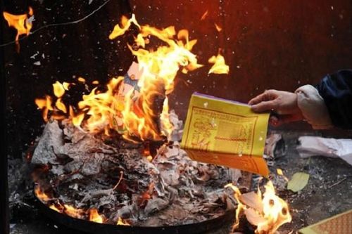 Mâm cúng hóa vàng gồm những gì, văn khấn ra sao?