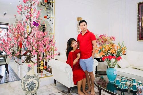 MC Vân Hugo tình tứ khoe ảnh đón Tết cùng bạn trai, dân mạng xuýt xoa ngưỡng mộ