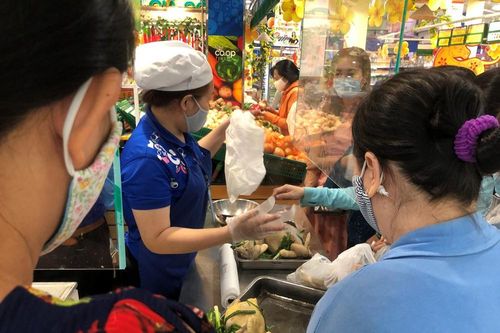Sáng mùng 3 Tết, dân Sài Gòn xếp hàng vào siêu thị mua gà cúng