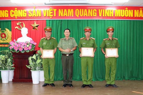Công an tỉnh An Giang khen thưởng cán bộ, chiến sĩ Công an huyện Châu Thành phá nhanh vụ cướp tài sản 'lì xì' người thân