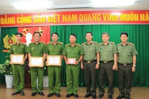 Khen thưởng vụ bắt kẻ cướp xe ôm lấy tiền lì xì cho người thân