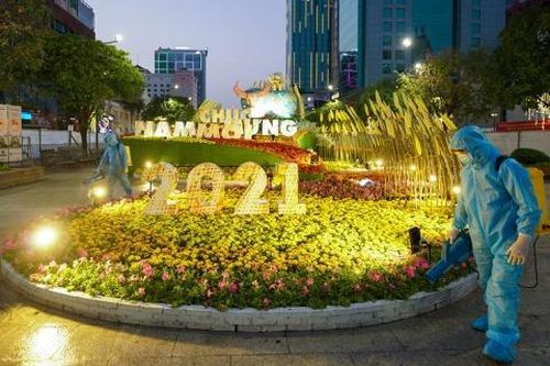 TP.HCM phun khử khuẩn đường hoa Nguyễn Huệ phòng chống COVID-19