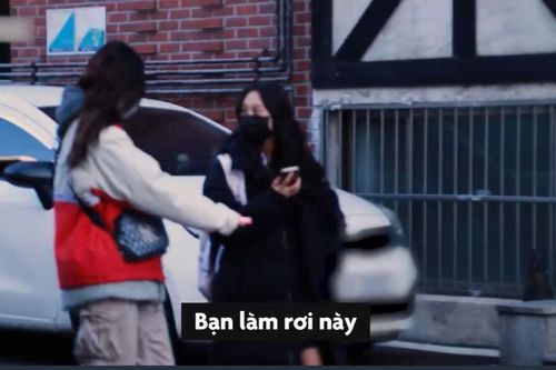 Người đi đường phản ứng thế nào khi nữ sinh làm rơi bao cao su?