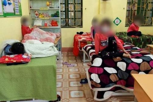 Sáng mùng 3 Tết, 109 người còn lại tại Trường Tiểu học Xuân Phương được về nhà