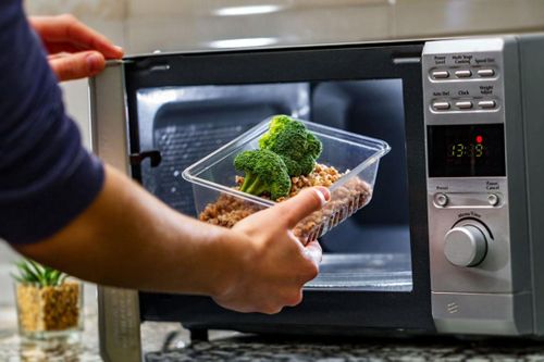 8 loại thực phẩm không nên cho vào lò vi sóng