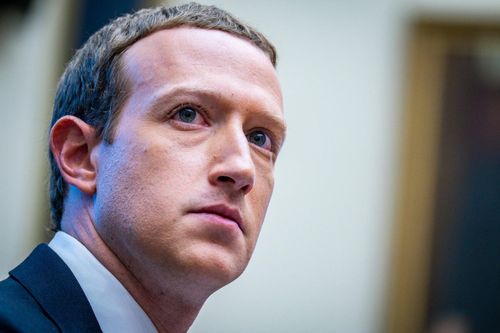Apple kề lưỡi dao vào cổ Facebook